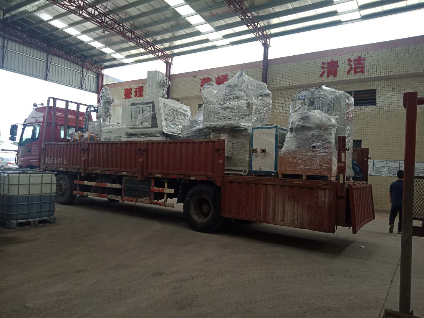 立式雙色注塑機(jī)出機(jī) 立式雙色注塑機(jī)出機(jī)